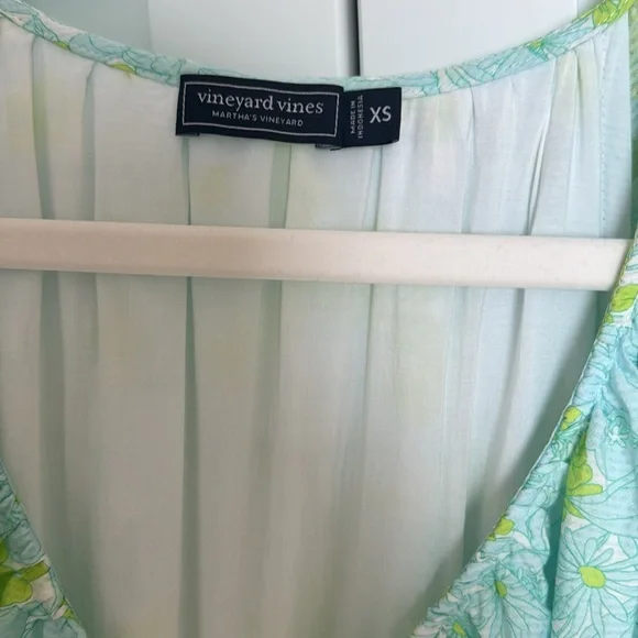 Vineyard vine! Like new puff sleeve dress - Picture 3 of 3